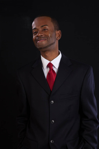 Szczęśliwy czarny biznesmen z uśmiechem w garniturze  - Zdjęcie, obraz