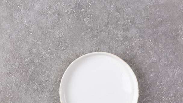 Üres fehér lemez szürke beton háttér, menü koncepció - Fotó, kép