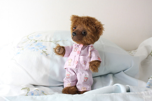 Aranyos barna mackó, a pizsama az ágyban - Fotó, kép