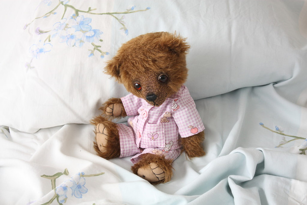 Милий плюшевий ведмедик в рожевій піжамі
 - Фото, зображення