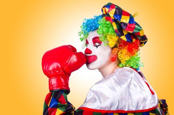 Смешной клоун в красных перчатках
 - Фото, изображение