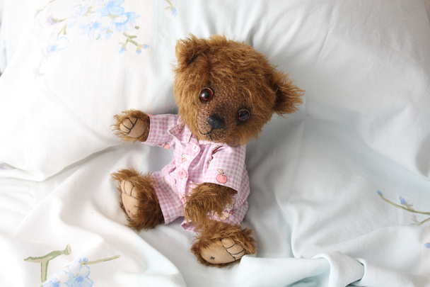 Mignon ours en peluche en pyjama rose
 - Photo, image