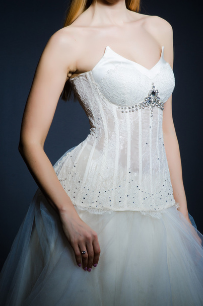 Mariée en robe blanche en studio
 - Photo, image