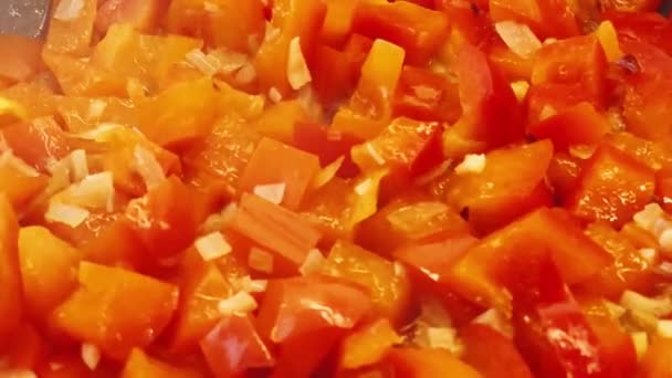 Μαγειρική πιπεριές και τομάτες με σκόρδο, κρεμμύδι και βιολογικό λάδι σε τηγάνι από χυτοσίδηρο, παρασκευή σάλτσας ντομάτας, μαγείρεμα στο σπίτι διαδικασία και προετοιμασία γεύματος, σπιτική συνταγή και την έννοια των τροφίμων άνεση - Πλάνα, βίντεο