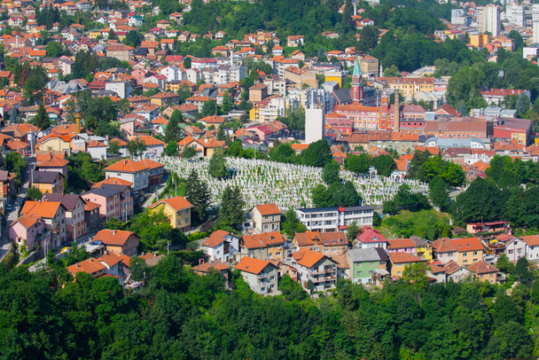 Muslimischer Friedhof für die Opfer des Bosnienkrieges in Sarajevo, Bosnien und Herzegowina. - Foto, Bild