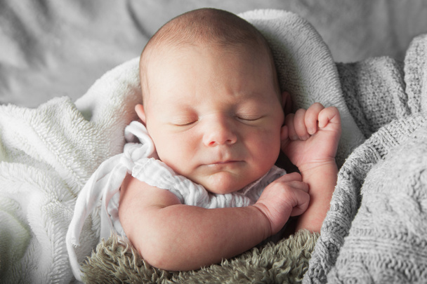 Pasgeborene slaapt dicht bij elkaar. Baby zorg concept. - Foto, afbeelding