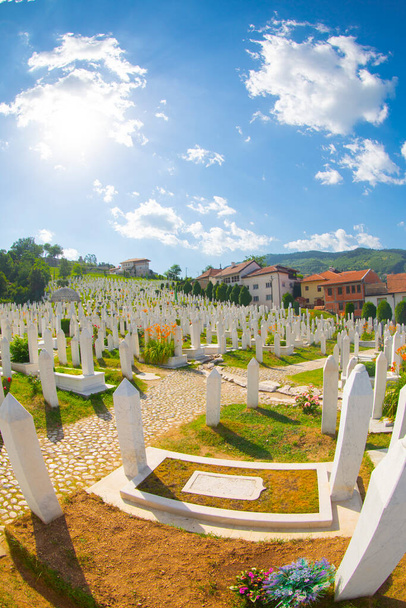 Мусульманское кладбище, посвященное жертвам боснийской войны в Сараево, Босния и Герцеговина. - Фото, изображение