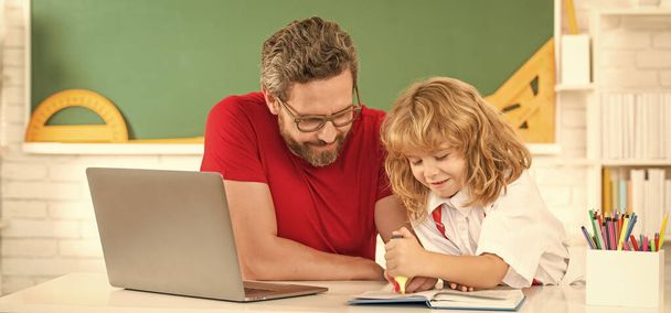 profesor y alumno estudio en el aula con ordenador portátil, educación en línea. - Foto, imagen