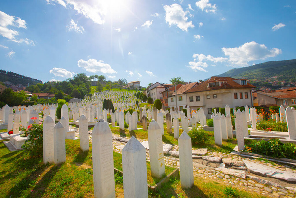 Cementerio musulmán dedicado a las víctimas de la guerra de Bosnia, en Sarajevo, Bosnia y Herzegovina. - Foto, Imagen