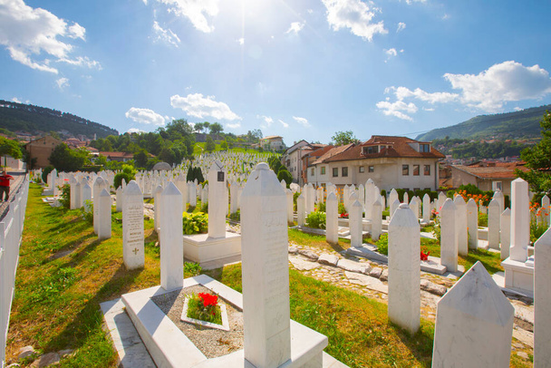 Cimetière musulman dédié aux victimes de la guerre de Bosnie, à Sarajevo, Bosnie-Herzégovine. - Photo, image