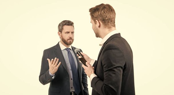 Media toimittaja tehdä journalistinen haastattelu ammatillinen mies liikemies tai poliitikko formalwear eristetty valkoinen, haastattelu. - Valokuva, kuva
