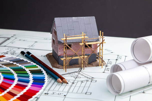 Huisbouw, bouwplannen en gereedschappen, samen met een kleurenstaal. Bouw - Foto, afbeelding