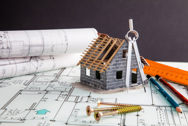Construction domiciliaire, plans et outils de construction, ainsi qu'un échantillon de couleur. Construction - Photo, image