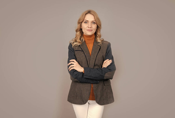 Confident blonde woman keep arms crossed with fashion look grey background, style. - Photo, Image