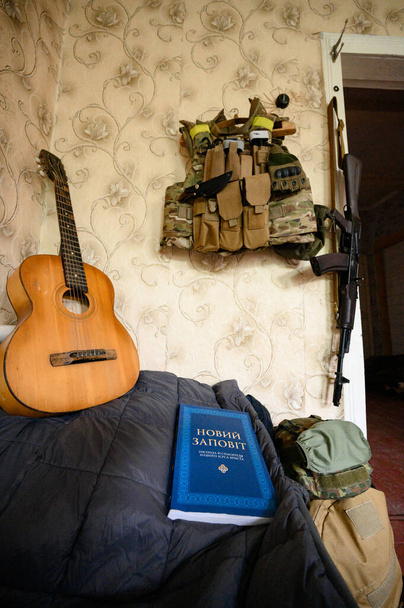 Ένα πολυβόλο και στρατιωτικά πυρομαχικά δίπλα σε μια κιθάρα, τον πόλεμο στην Ουκρανία, μια νέα θέληση και όπλα στον πόλεμο στην Ουκρανία. - Φωτογραφία, εικόνα