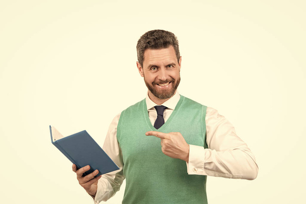 gelukkig zakenman wijzend vinger op boek geïsoleerd op witte achtergrond, onderwijs. - Foto, afbeelding