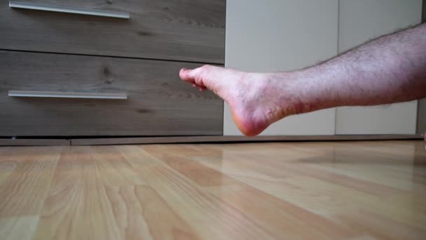 Ο Ευρωπαίος τεντώνει τον τένοντα των αχίλλων μετά από ρήξη τένοντα με χειρωνακτική θεραπεία και ασκήσεις αποκατάστασης παρά τον επώδυνο πόνο ουλή για να ανακτήσει τη δύναμη και την κινητικότητα στον αστράγαλο και το πόδι της φτέρνας - Πλάνα, βίντεο