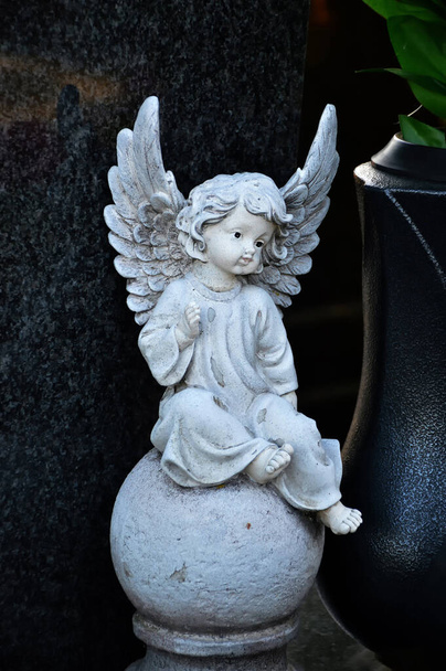 Ангельская статуэтка на могиле - Фото, изображение