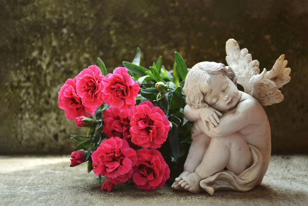 Φύλακας άγγελος και άνθος λουλούδια σε συγκεκριμένο φόντο   - Φωτογραφία, εικόνα