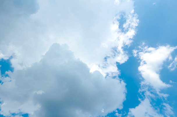 Λευκά σύννεφα και μπλε ουρανός - Φωτογραφία, εικόνα