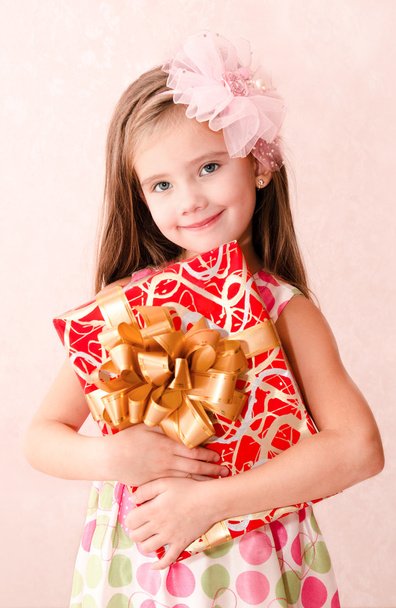 Smiling adorable little girl with christmas gift box - Фото, зображення