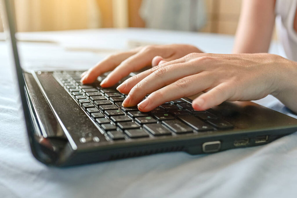 zbliżenie ręce młodej kobiety pracującej na laptopie na drewnianym stole z filiżanką kawy. Koncepcja przedsiębiorstwa - Zdjęcie, obraz