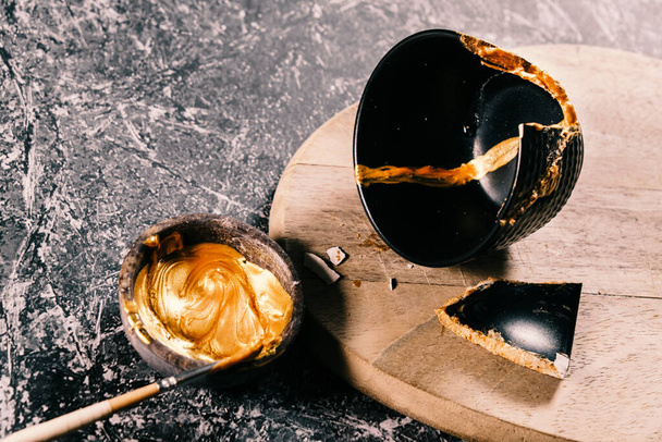 Миска з золотою маззю для ремонту кераміки для практики мистецтва коньюги
. - Фото, зображення