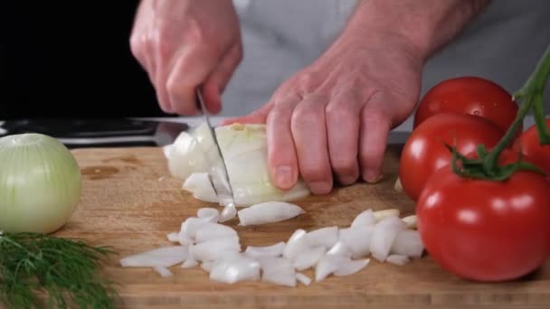 picando cebollas, cocinero picando cebollas con un cuchillo - Imágenes, Vídeo