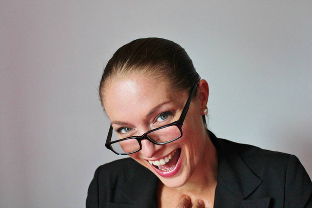 Atractiva mujer de negocios de buen aspecto en gafas riendo - Foto, Imagen