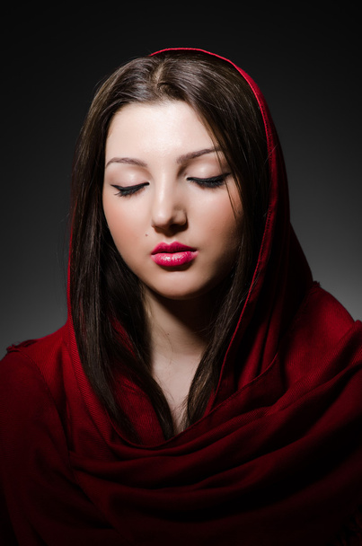 Πορτρέτο της νεαρής γυναίκας με την μαντίλα - Φωτογραφία, εικόνα
