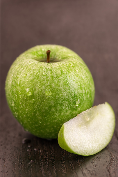 Ζουμερά φρέσκο πράσινο μήλο σε σκούρο φόντο - Φωτογραφία, εικόνα