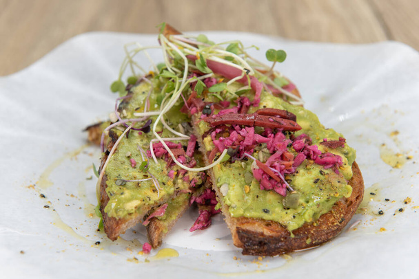 Super avocado toast topped with watercress will start any day with a nutrional boost. - 写真・画像