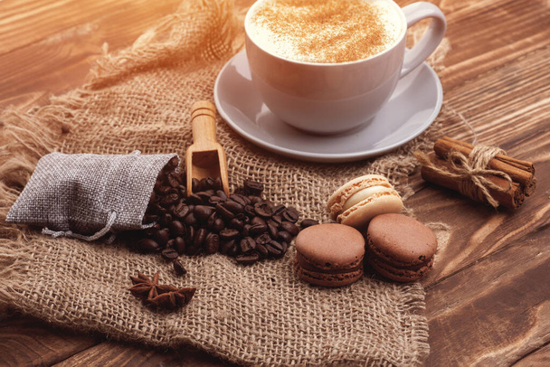 filiżanka kawy, fasoli, cynamonu, makaronów i anyżu na drewnianym tle Kawa to dobry pomysł - Zdjęcie, obraz