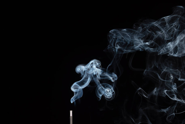 Füstölő kibír a füst ellen, fekete háttér - Fotó, kép