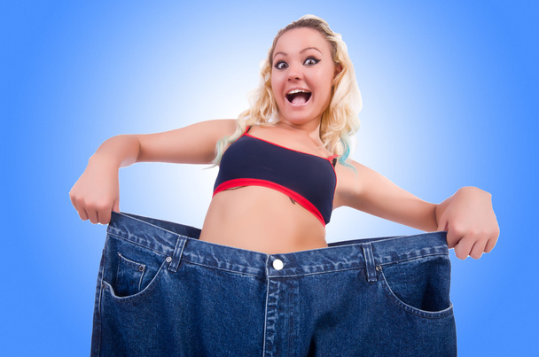 Frau im Diätkonzept mit großen Jeans - Foto, Bild
