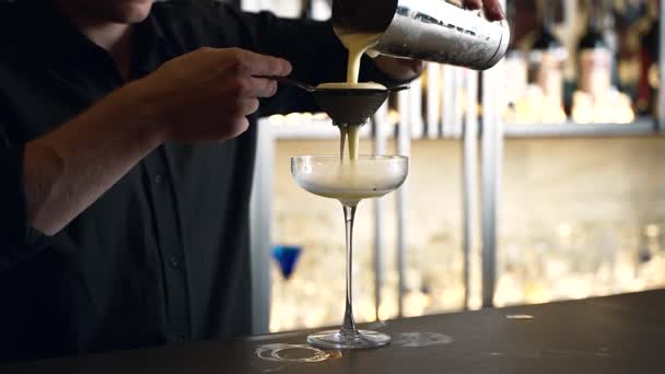 barman prépare un cocktail dans un bar, club. verse de l'alcool et des sirops. utilise la glace et brise la glace - Séquence, vidéo