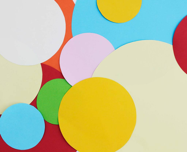 fondo de círculos multicolores brillantes de varios diámetros, fondo - Foto, imagen