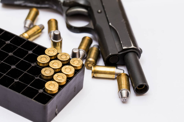 .45 pistola ACP con pieno metallo piombo giacca proiettile concetto braccio su sfondo bianco - Foto, immagini