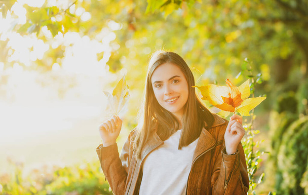 Beautiful girl enjoying autumn. Young woman and autumn weather - Fotografie, Obrázek
