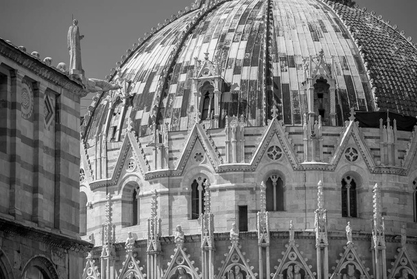 Plac Katedralny (Piazza del Duomo), miasto w centrum Pizy, panorama Włoch. Słynna atrakcja turystyczna - Zdjęcie, obraz