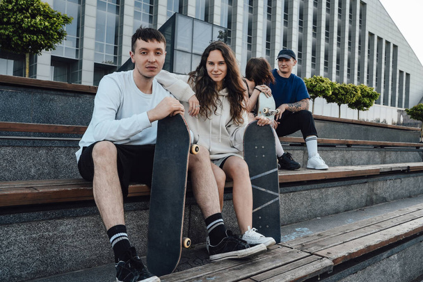 Tagsüber junge vier Freunde mit Skateboards im Freien in Stadtstraße erschossen. - Foto, Bild