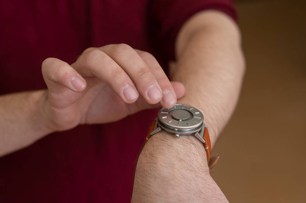 Special wristwatch for the blind with magnetic balls - Fotó, kép