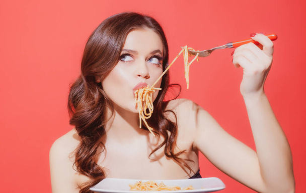 Italian food. Spaghetti pasta. Italian cuisine. Sexy girl eating pasta. Healthy menu - Foto, afbeelding