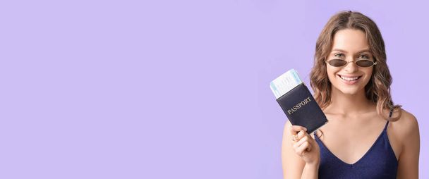 Kaunis nainen turisti tilalla passi ja liput lila tausta tilaa tekstiä - Valokuva, kuva