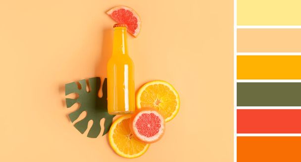Flasche frisches Zitrussoda auf orangefarbenem Hintergrund. Unterschiedliche Farbmuster - Foto, Bild