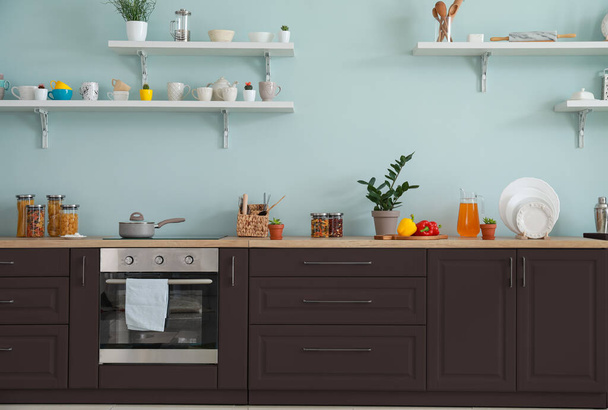 Belső tér modern, kényelmes konyha barna bútorokkal és polcokkal - Fotó, kép