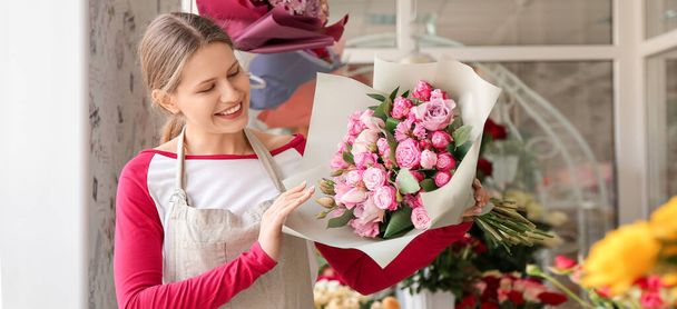 Florist with beautiful bouquet in shop - Photo, Image
