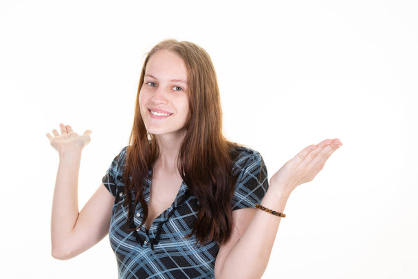 νεαρή όμορφη ξανθιά γυναίκα χαμογελά έκπληκτος με τα δύο χέρια ψηλά απογοητευμένοι - Φωτογραφία, εικόνα