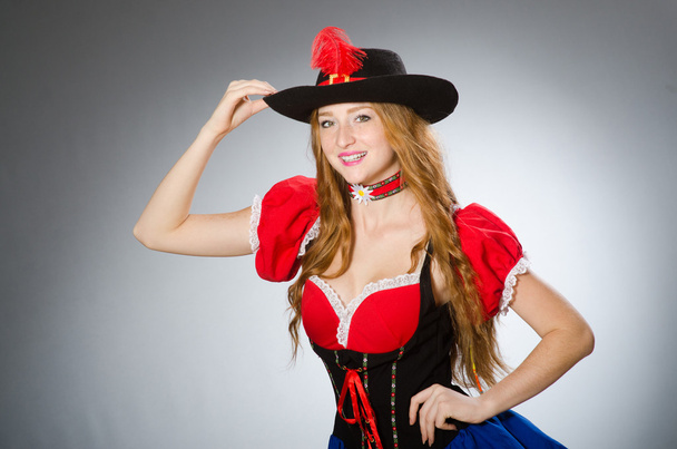 Женщина-пират в шляпе и костюме
 - Фото, изображение