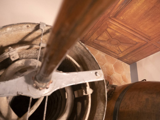 vintage parfume alambic dentro de fábrica detalle - Foto, imagen